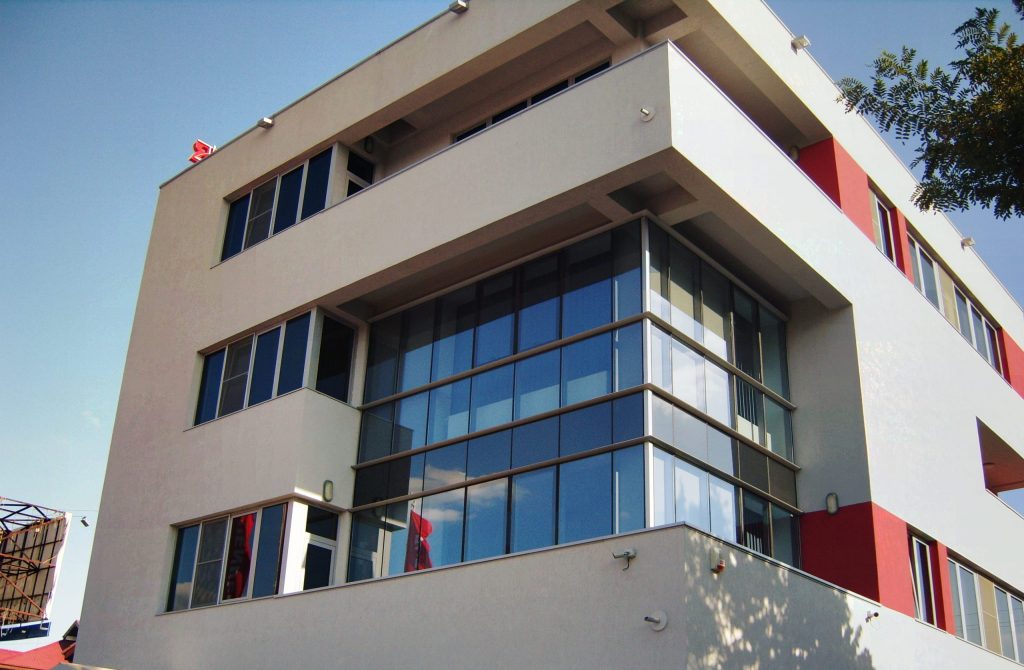Perete cortina si fatada vitrata pentru cladire comerciala