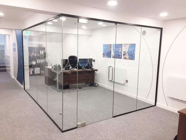 Perete de compartimentare din sticla securizata pentru zona de lucru sau receptie