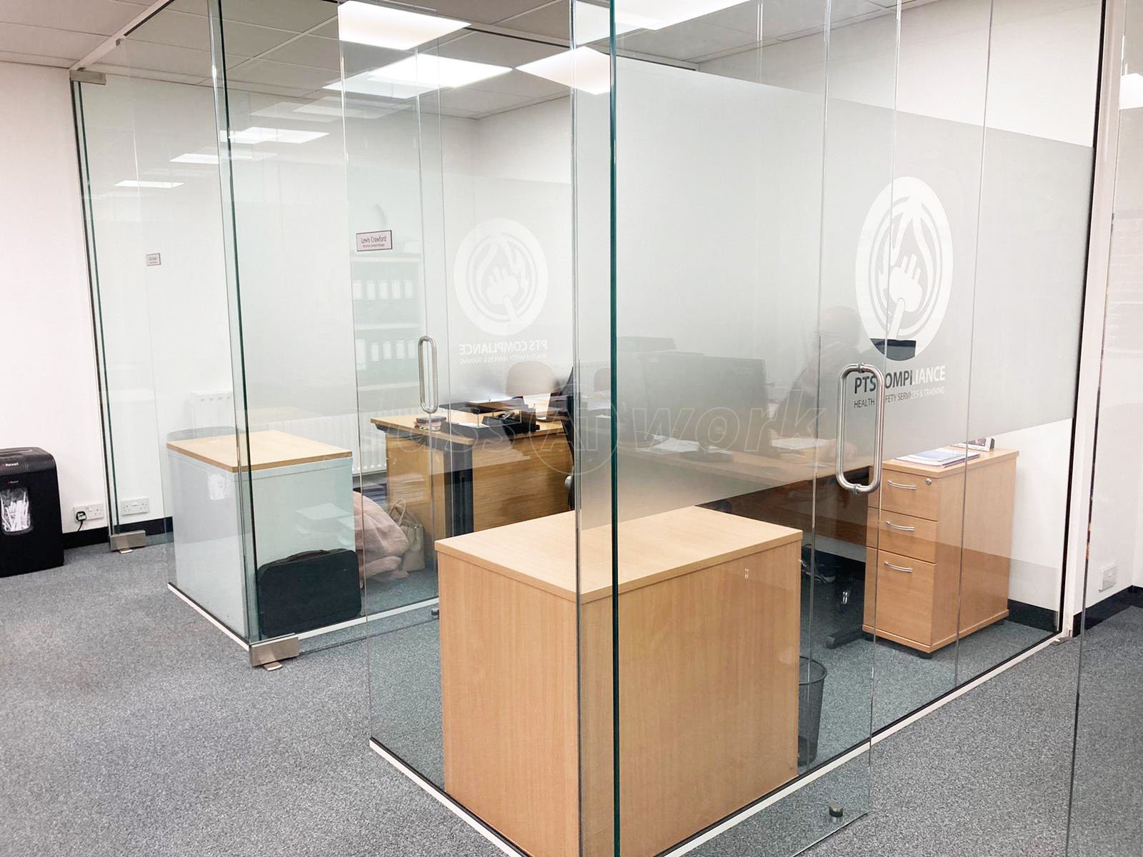 Compartimentari din sticla securizata pentru showroom sau sala de sedinta
