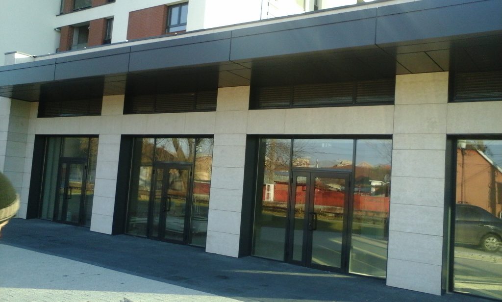 Vitrina magazin din sticla securizata cu front comercial vitrat