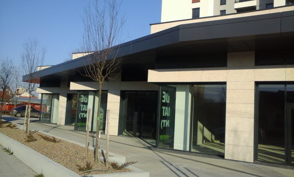 Vitrina comerciala din sticla securizata pentru magazin