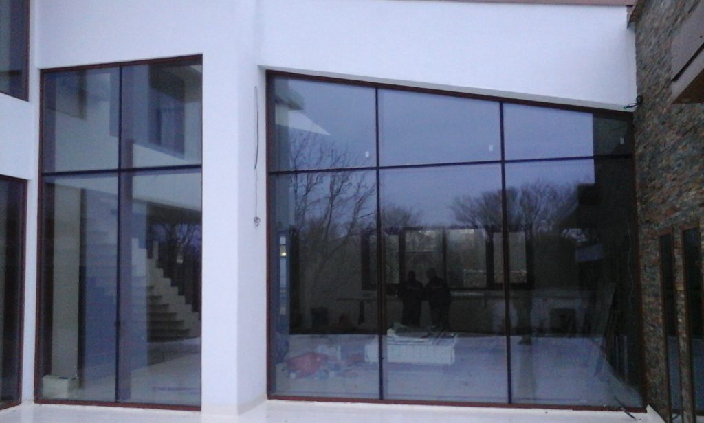 Vitrina din sticla pentru showroom sau spatiu comercial