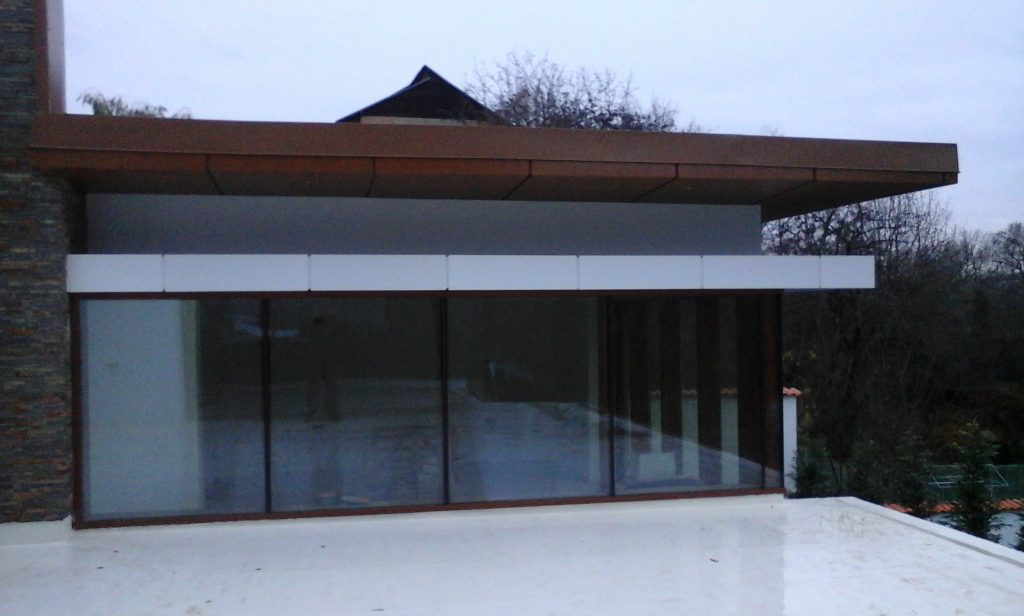 Vitrina de magazin din sticla securizata cu profil minim