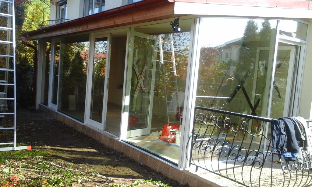 Vitrina magazin din sticla si feronerie dedicata